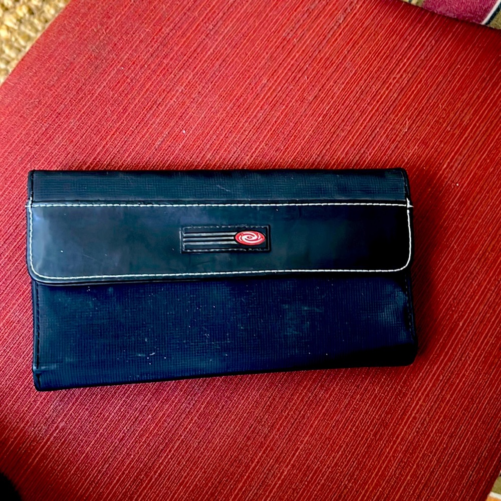 Nylon wallet, black, compartments for ID, change and more, black.